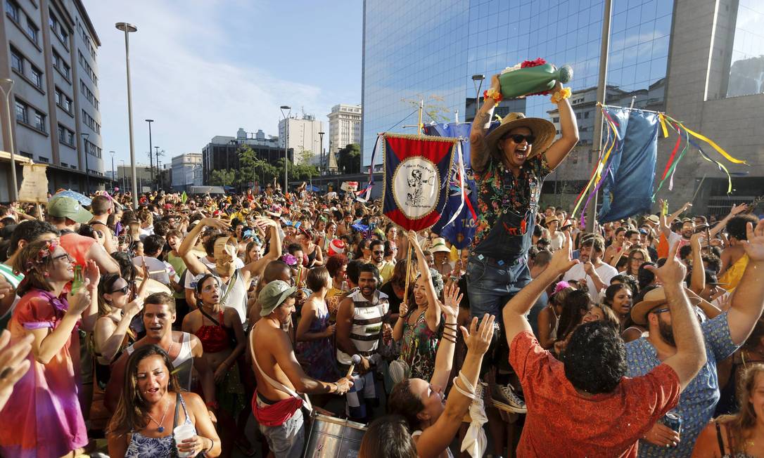 Abertura não oficial do carnaval leva foliões ao centro do Rio