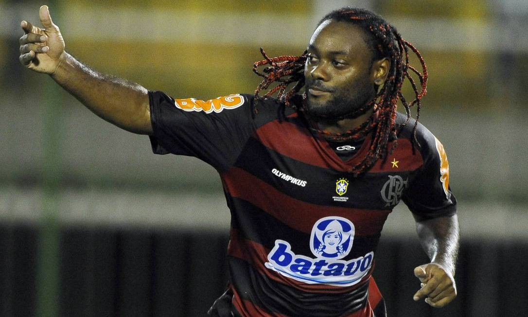 Flamengo tenta repatriar Vagner Love e
