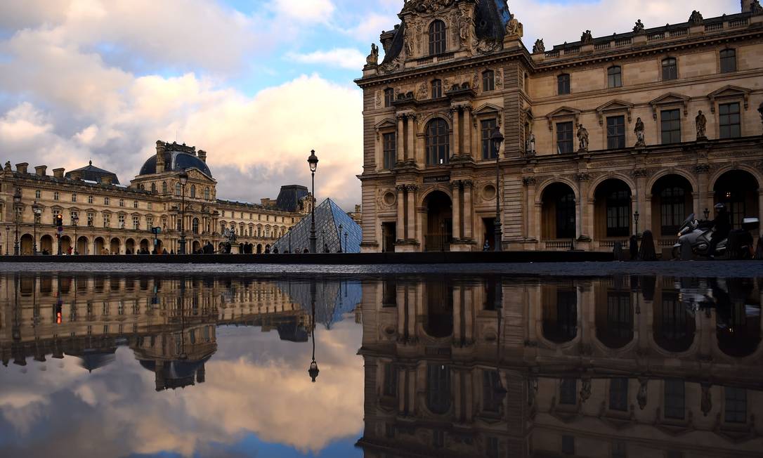 O Louvre, em Paris: museu teve 41 % de sua receita, no ano passado, vinda do Estado Foto: Guillaume Souvant / AFP