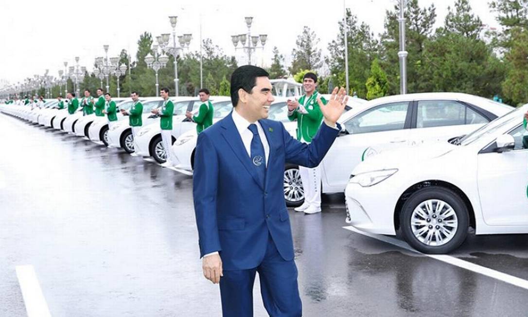 Ex-presidente do Turcomenistão acena em frente aos carros brancos de autoridades do seu governo Foto: Reprodução/Twitter