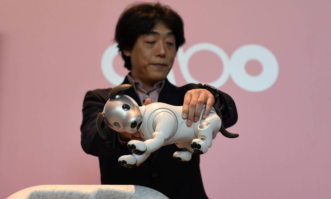 
O cachorro Aibo, da Sony, é apresentado por Izumi Kawanishi, chefe da área de Inteligência Artificial da empresa. Foto: Kazuhiro Nogi/AFP
Foto:
/
