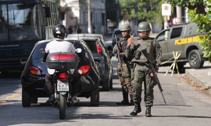 Resultado de imagem para Motociclista Ã© morto a tiros por soldado do ExÃ©rcito em blitz no Rio