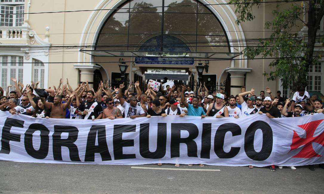 Torcedores vascaínos fazem protesto em frente a sede do clube Foto: Uanderson Fernandes / Agência O Globo