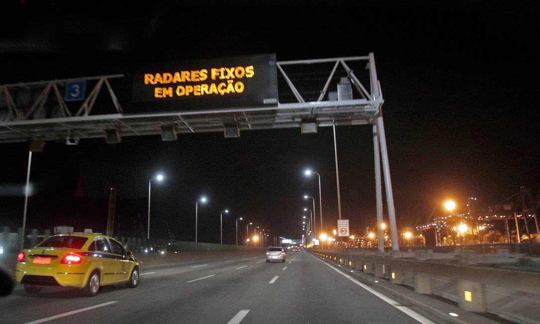 Em 2018, painéis luminosos avisavam os motoristas sobre os radares (Arquivo) Foto: Luiz Ackermann / Agência O Globo