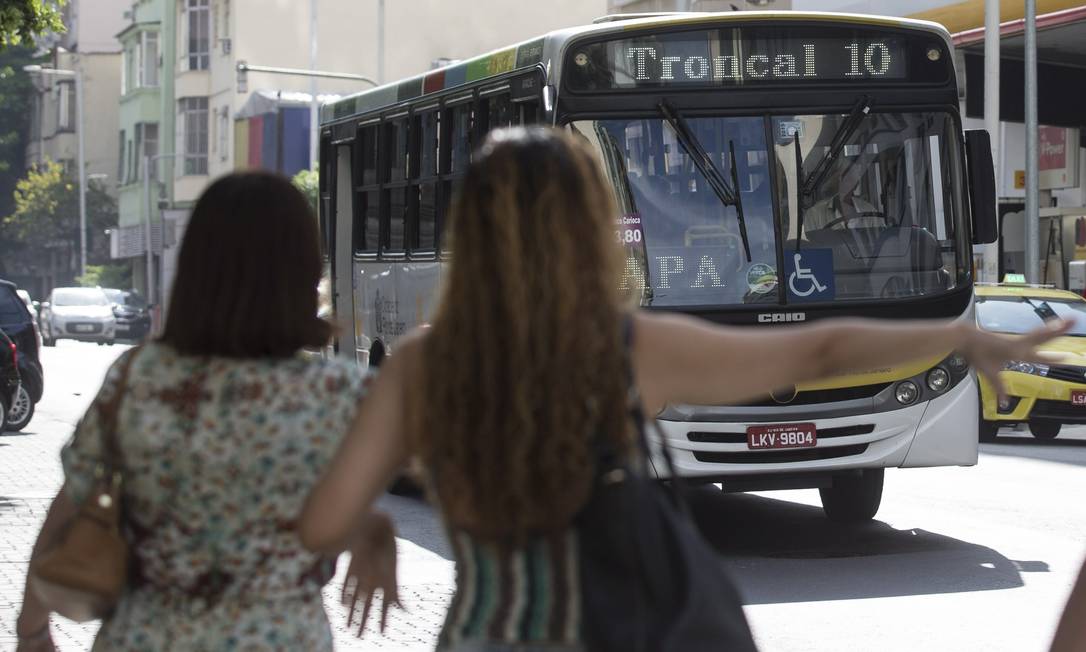 Redução na circulação da linha gera insatisfação de usuários: pegar ônibus é "questão de sorte" Foto: Alexandre Cassiano/10-01-2016 / Agência O Globo