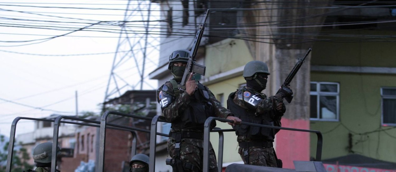Soldados vasculham comunidade do Jacaré Foto: Luiz Ackermann / Agência O Globo