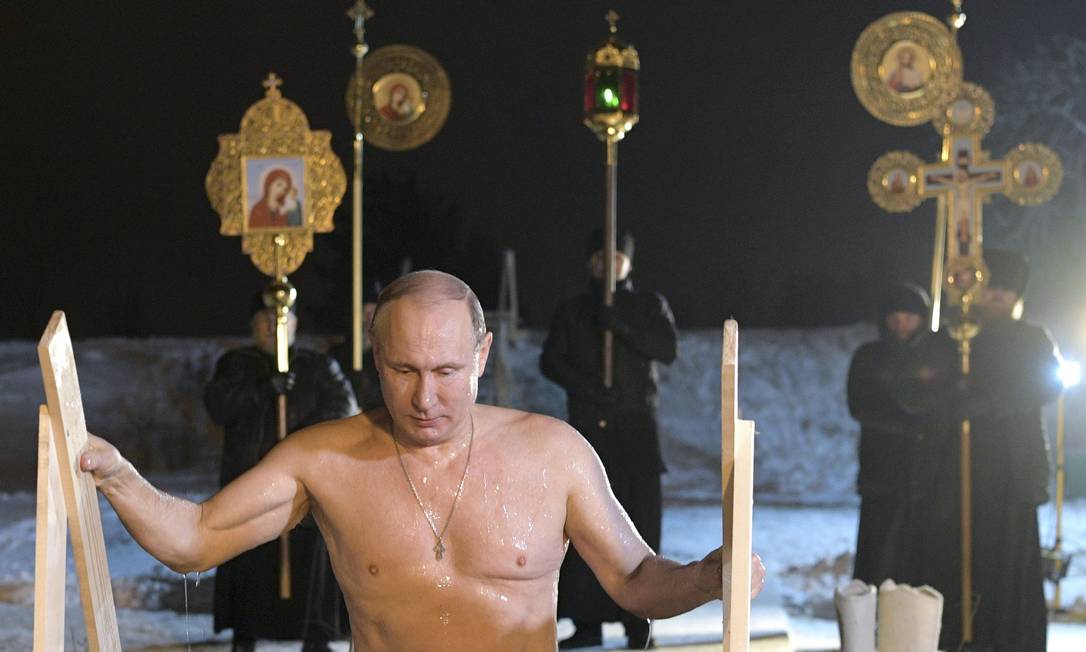 G1 - Putin mergulha nas águas da Crimeia em um submersível - notícias em  Mundo