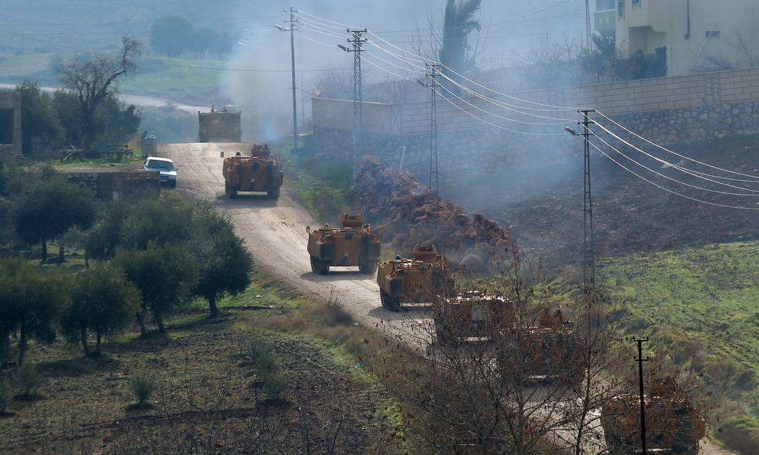 Blindados turcos em vilarejo na fronteira com a Síria
Foto: STRINGER / REUTERS