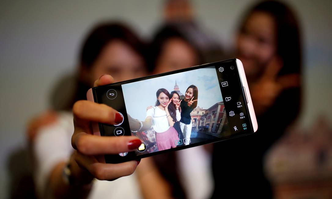 Vício em tecnologia: ninguém larga o smartphone! Foto:
Kim Hong-Ji
/
REUTERS
