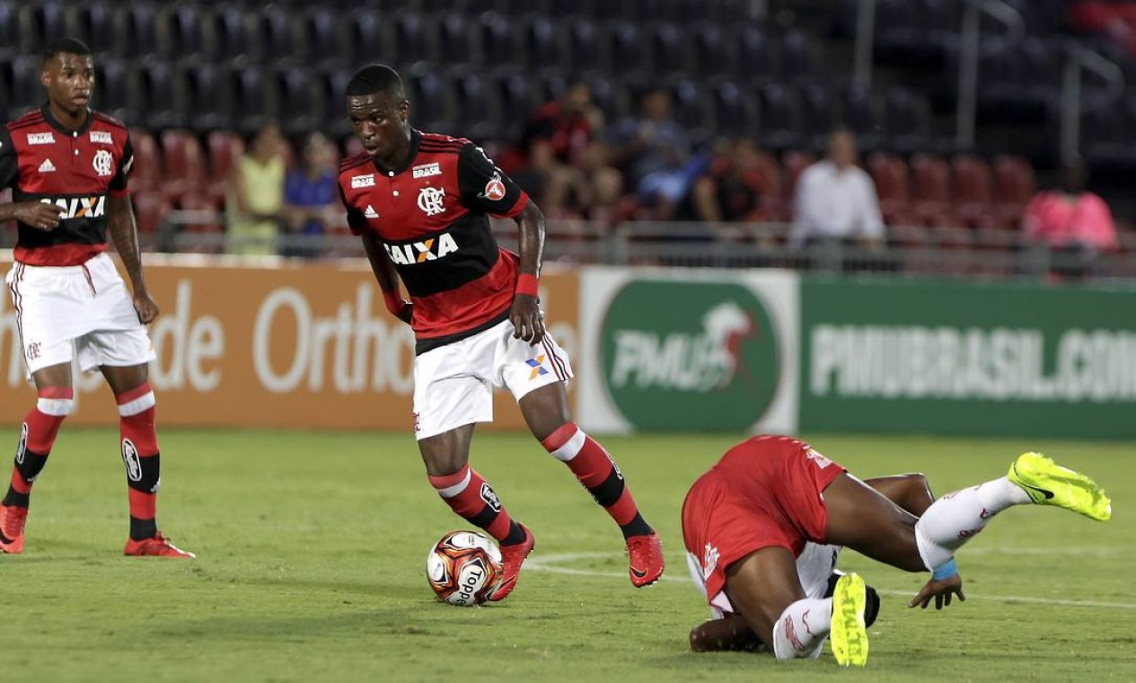 Vinícius Júnior deixa um marcador do Bangu caído no gramado Foto: Marcelo Theobald