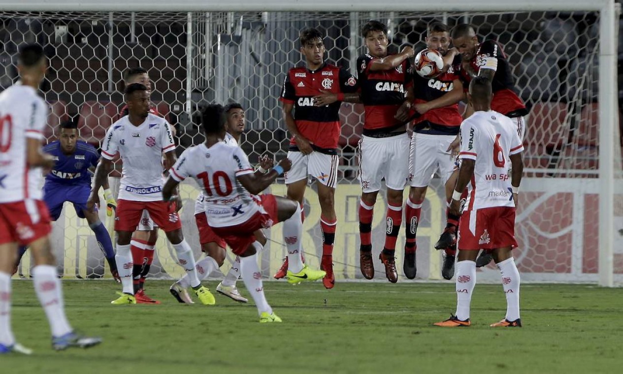 Ex-jogador do Flamengo, Almir cobra a falta para o Bangu Foto: Marcelo Theobald