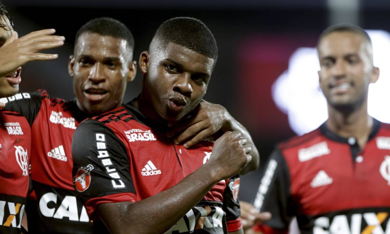 Lincoln festeja com os companheiros o gol do Flamengo Foto: Marcelo Theobald