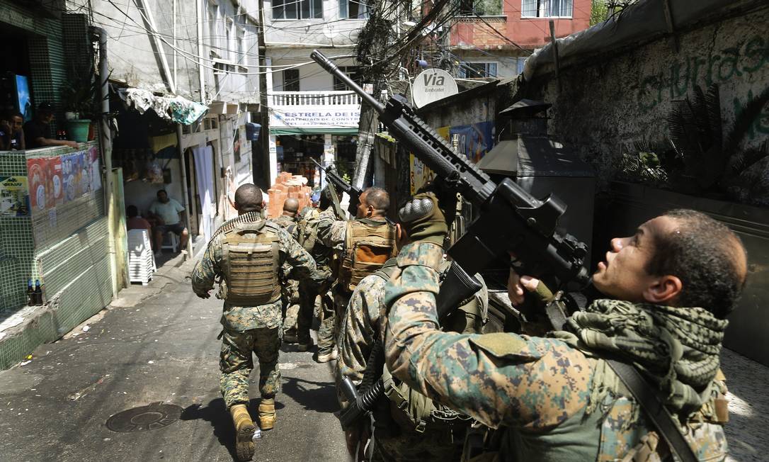 Policiais durante operação na Rocinha nesta quinta-feira Foto: ANTONIO SCORZA / Agência O Globo