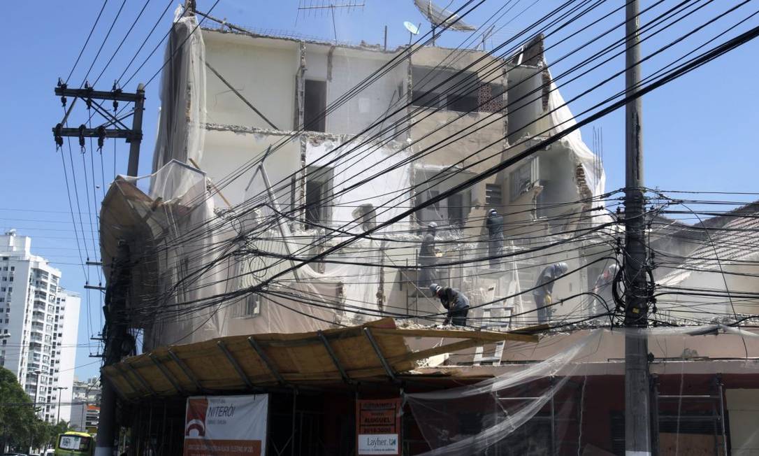 
Operários trabalham na demolição do edifício na esquina da Marquês do Paraná com Doutor Celestino
Foto:
Agência O Globo
/ Luiz Ackermann