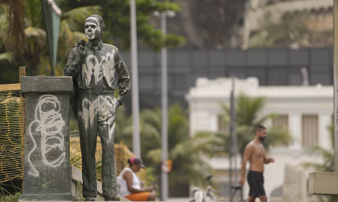 オブジェ Estátua do colunista Zózimo Barrozo do Amaral é pichada no Leblon