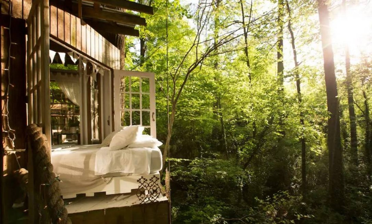 Quando foi a última vez que você dormiu, literalmente, no meio do mato? A beleza da casa na árvore do casal Peter e Kate em Atlanta, Geórgia, nos EUA, garantiu ao local o quinto lugar entre as residências do Airbnb mais curtidas no Instagram Foto: @milkcrateshuffle