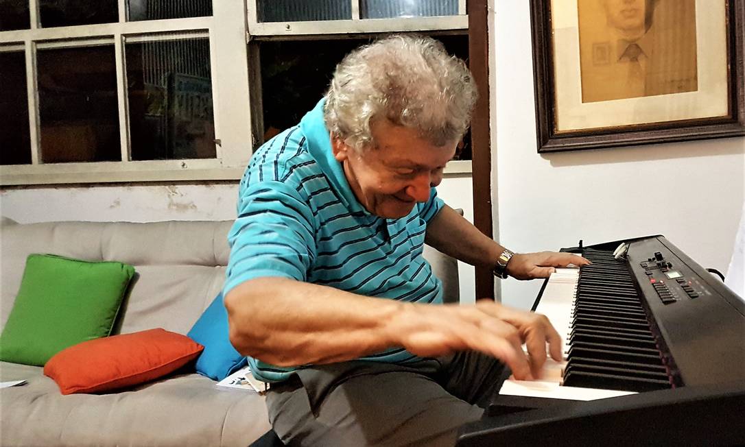 João Roberto Kelly lança marchinhas em Copacabana Jornal O Globo