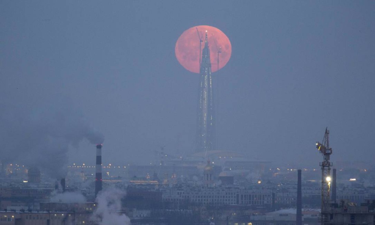 Na Rússia, a Lua foi fotografada atrás do Lakhta Centre, que está sendo construído em São Petersburgo Foto: ANTON VAGANOV / REUTERS