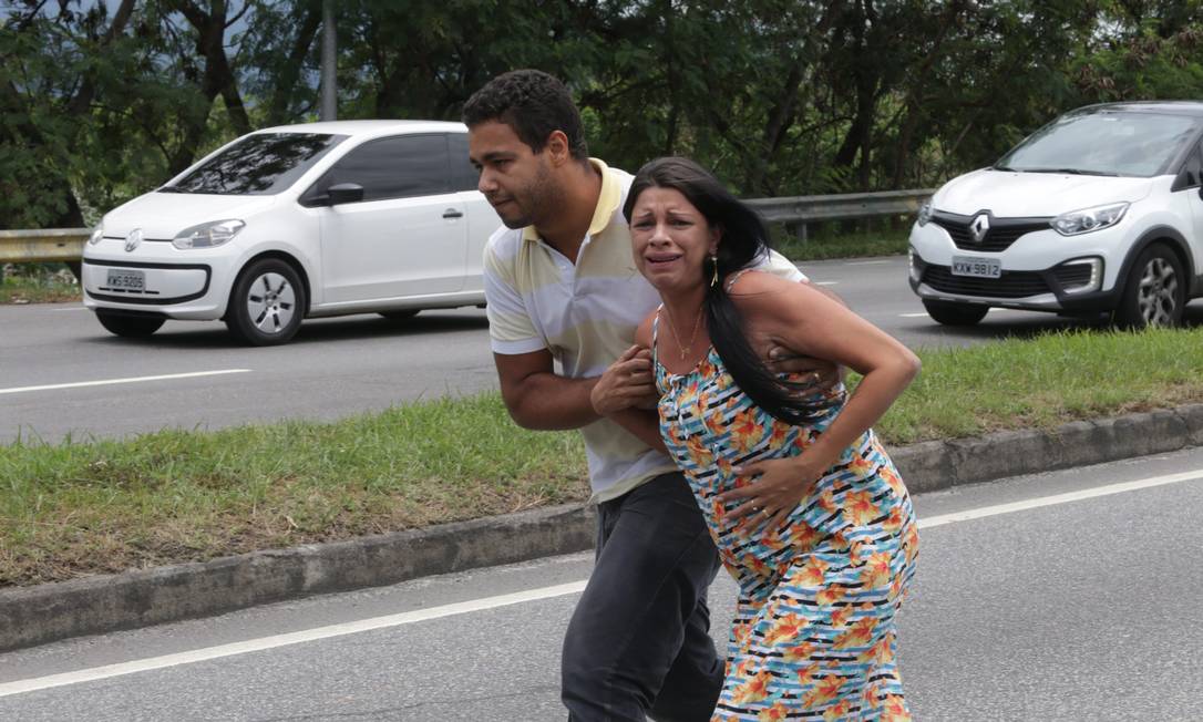 Motoristas e moradores da Cidade de Deus viveram momentos de pânico Foto: Roberto Moreyra / Agência O Globo
