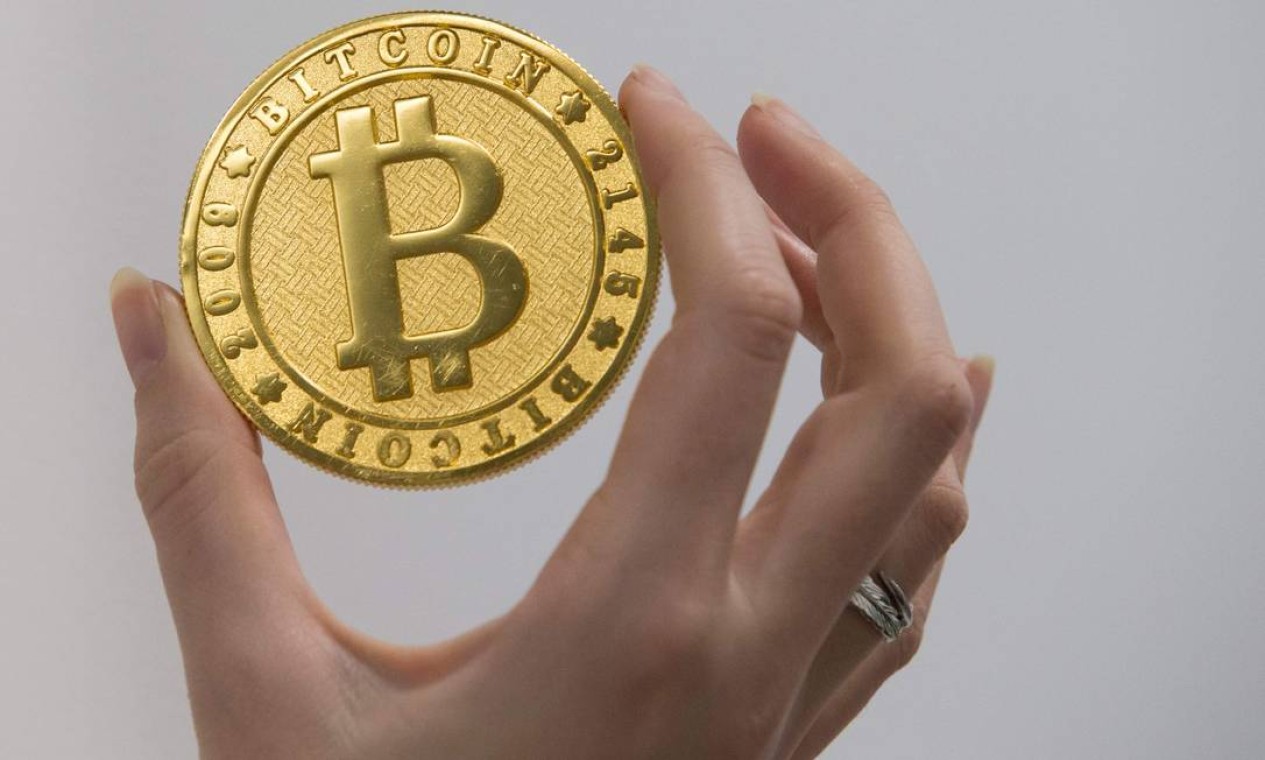 Após pior semana desde 2013, bitcoin cai mais 7,6% - Jornal O Globo