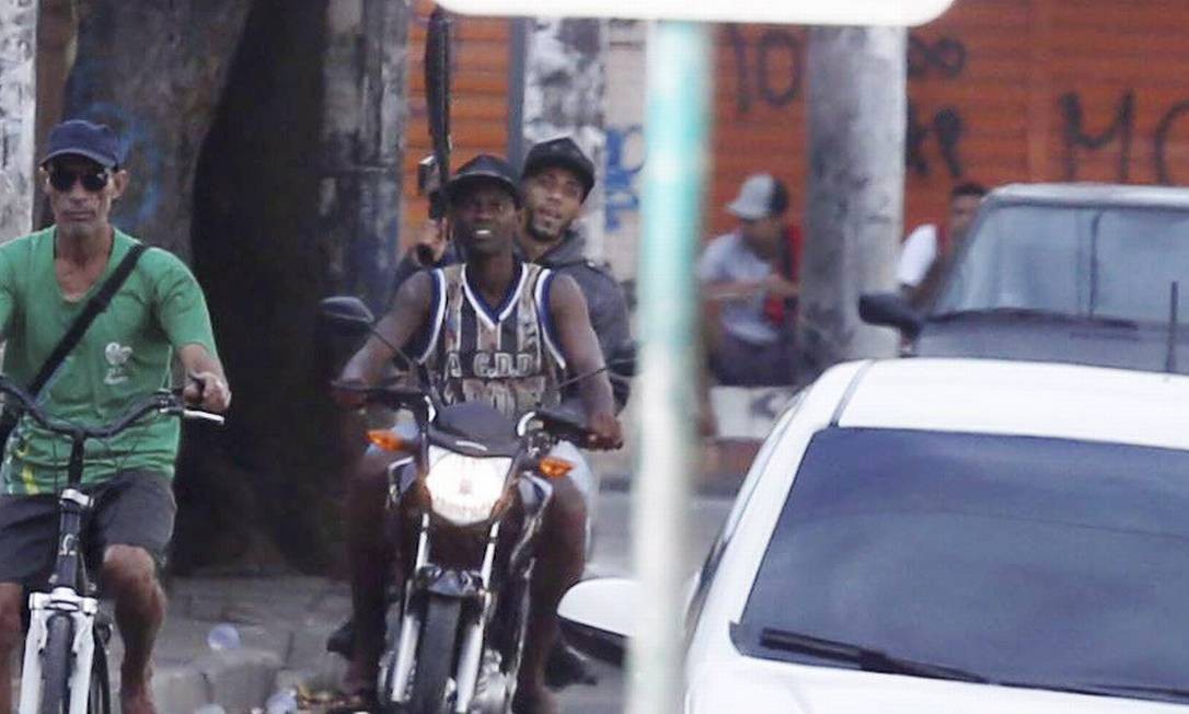 Traficante armado com fuzil circula a 40 metros da UPP na Cidade de Deus Domingos Peixoto / Agência O Globo