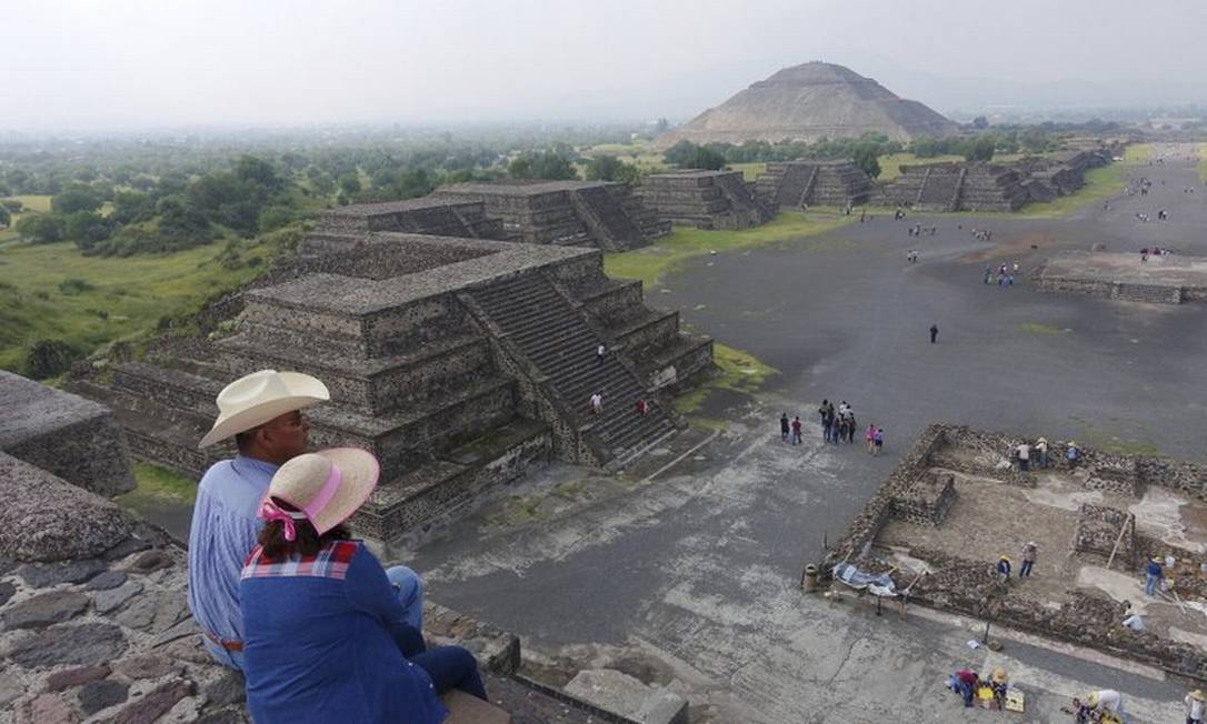 En las ruinas de Teotihuacan, los turistas observan las pirámides del Sol y la Luna.  Teotihuacan, que es anterior a los aztecas, fue fundada en el siglo II a. C. durante la época mesoamericana y duró casi 1000 años.  Foto: Ross D. Franklin / AP