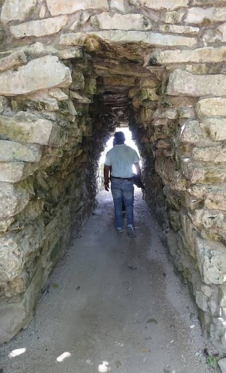 Los visitantes caminan por un túnel en las ruinas de Toulom, México Foto: Rose D.  Franklin / AB