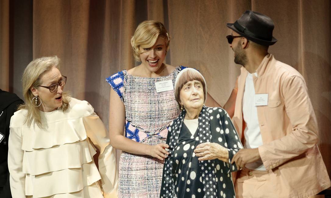 Meryl Streep e Greta Gerwig se divertem com boneco de papelão de Agnès Varda levado por JR para a foto oficial do Oscar 2018 Foto: Danny Moloshok / AP