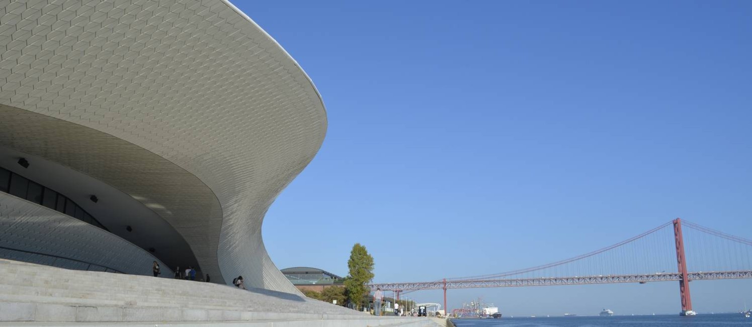 Azulejos dão efeito 3D à fachada do Museu de Arte Arquitetura e Tecnologia (Maat), de Lisboa Foto: Cristina Massari / Agência O Globo