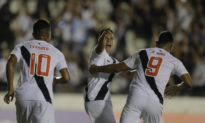 Paulinho comemora com Evander e Rios o gol Foto: Alexandre Cassiano / Agência O Globo