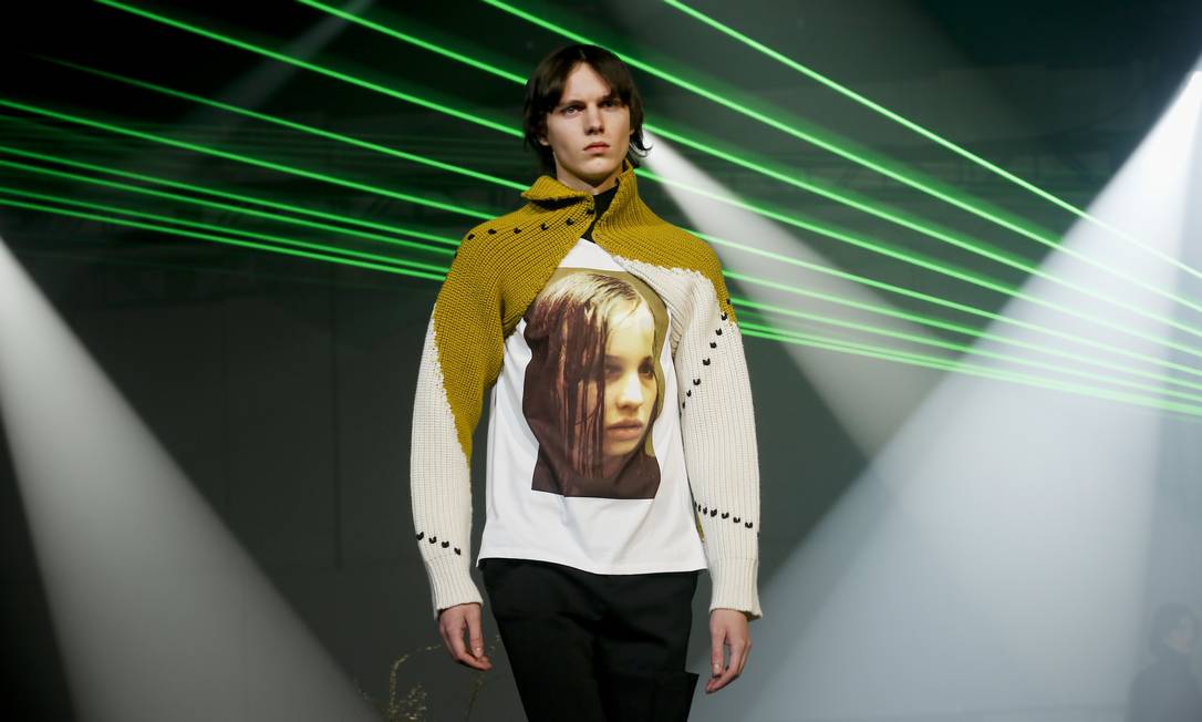 Raf Simons gera controvérsia ao apresentar roupas com nomes de drogas ...
