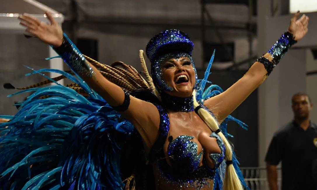 Rosas de Ouro se destaca na primeira noite de desfiles no carnaval de
