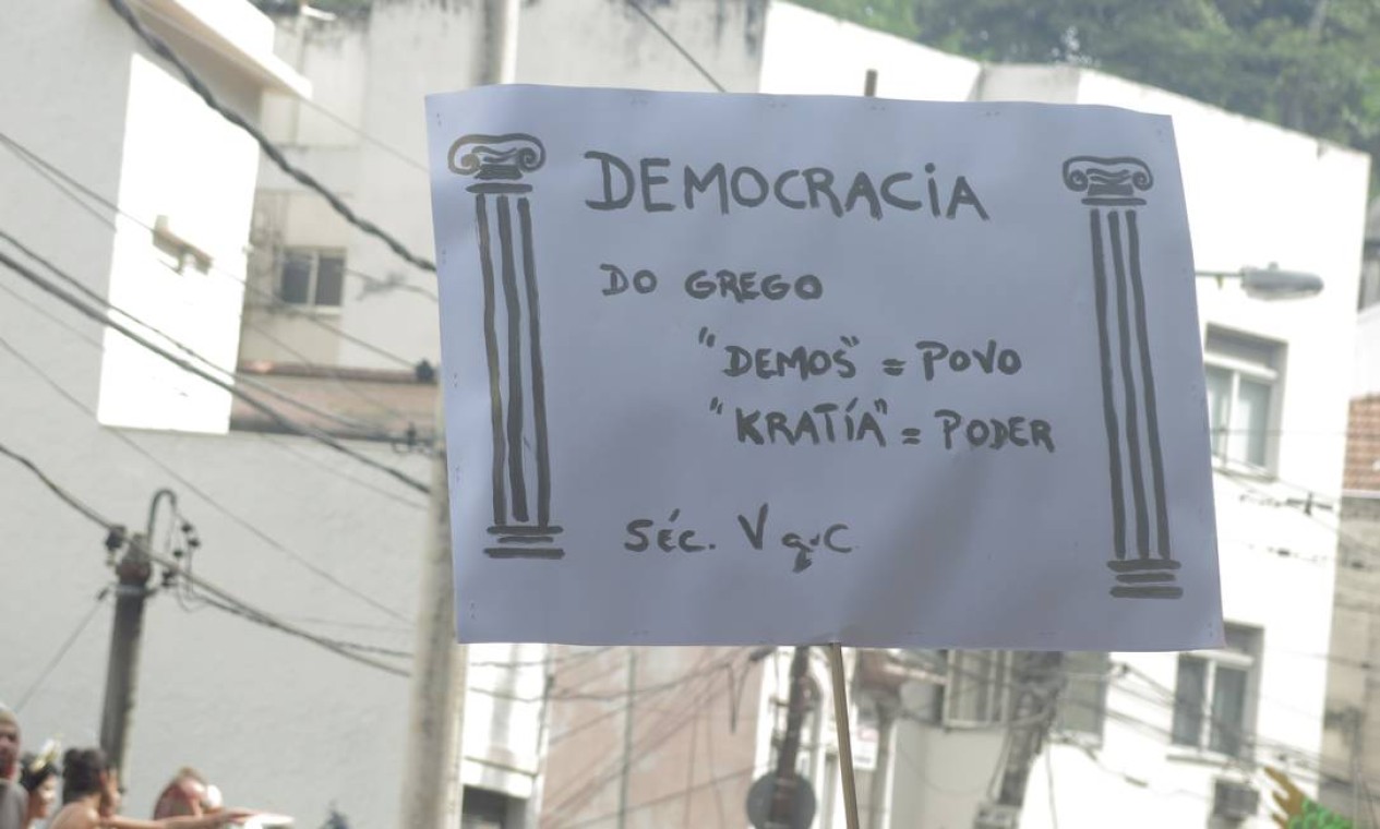 Em meio à bateria do blcoo, uma placa explicando a origem da democracia foi levantada Foto: Felipe Grinberg / Agencia Globo