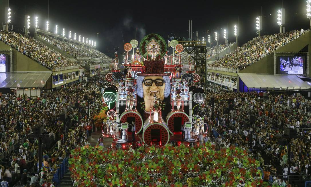 O apresentador Chacrinha é o tema de carro alegórico da Grande Rio Foto: Alexandre Cassiano / Agência O Globo