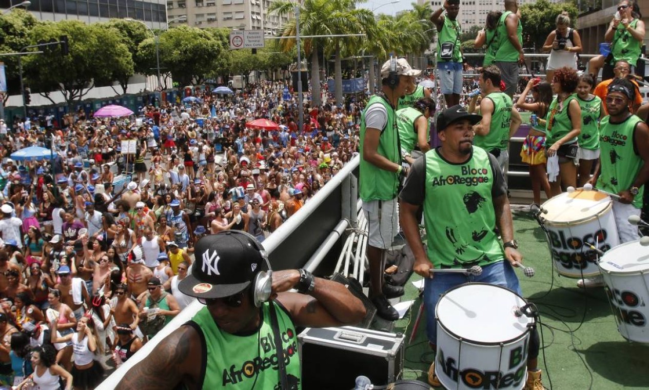 AfroReggae levou 50 mil foliões às ruas do Centro do Rio Foto: Reginaldo Pimenta / Agência O Globo