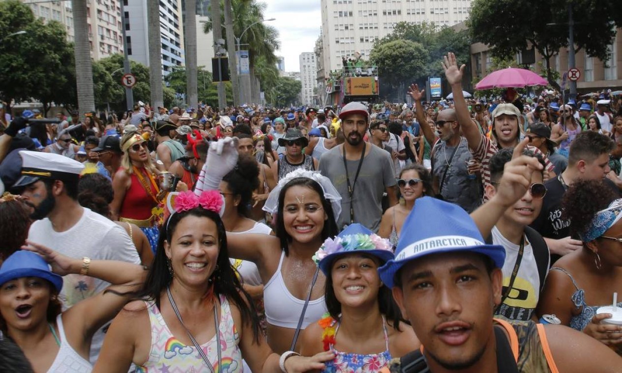 Mesmo com uma multidão nas ruas, o clima no AfroReggae foi de descontração e sem grandes confusões Foto: Reginaldo Pimenta / Agência O Globo