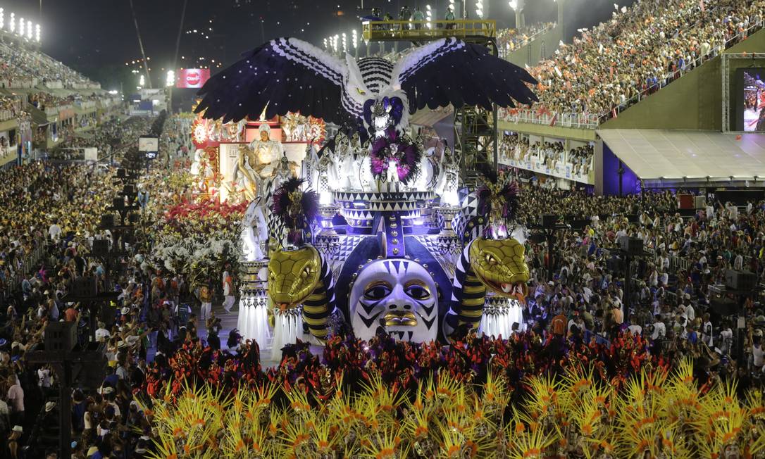 Desfile do Salgueiro na Marquês de Sapucaí, na segunda noite do carnaval do Rio Foto: Alexandre Cassiano / Agência O Globo