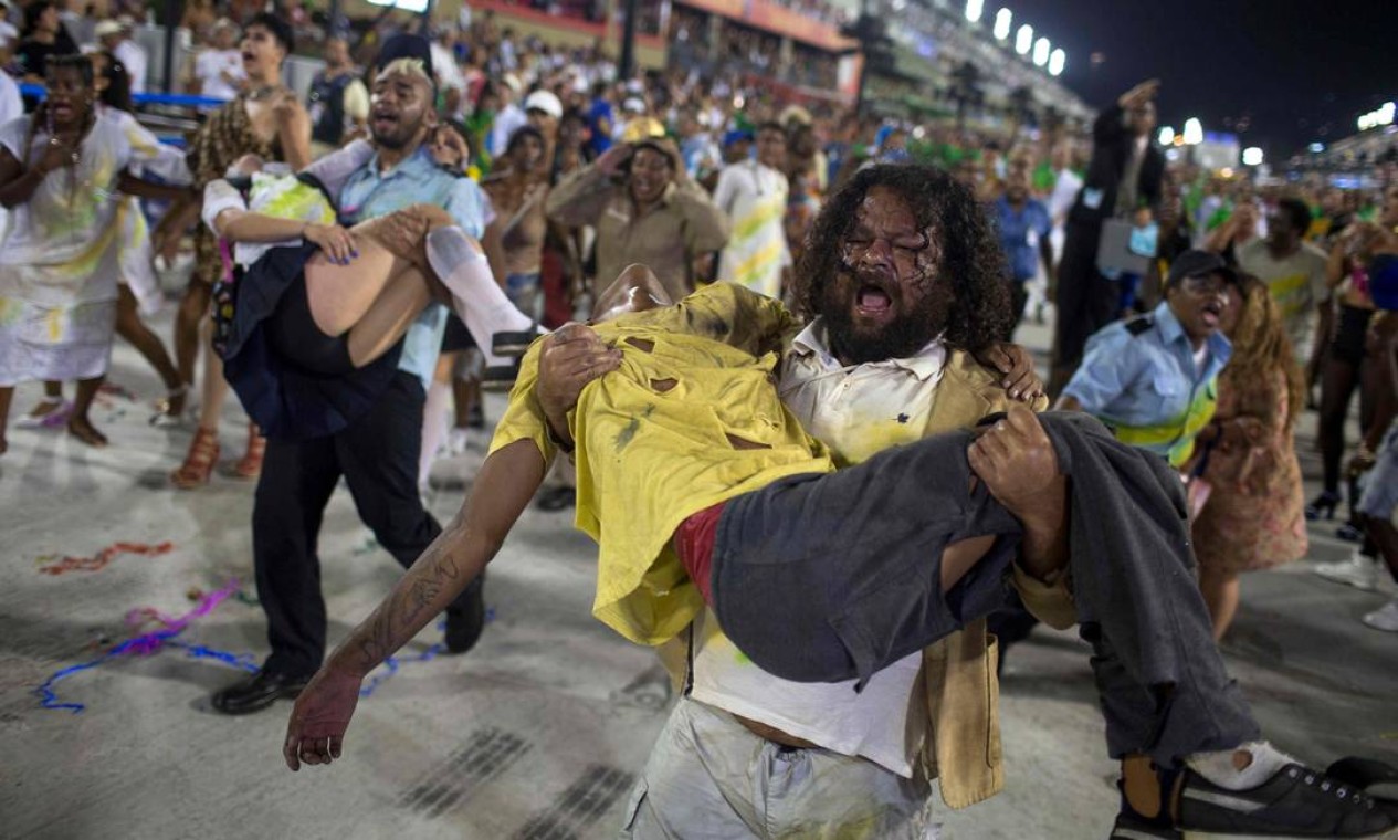 Em um enredo que tratava das mazelas do Brasil, componentes carregavam vítimas de arma de fogo Foto: MAURO PIMENTEL / AFP