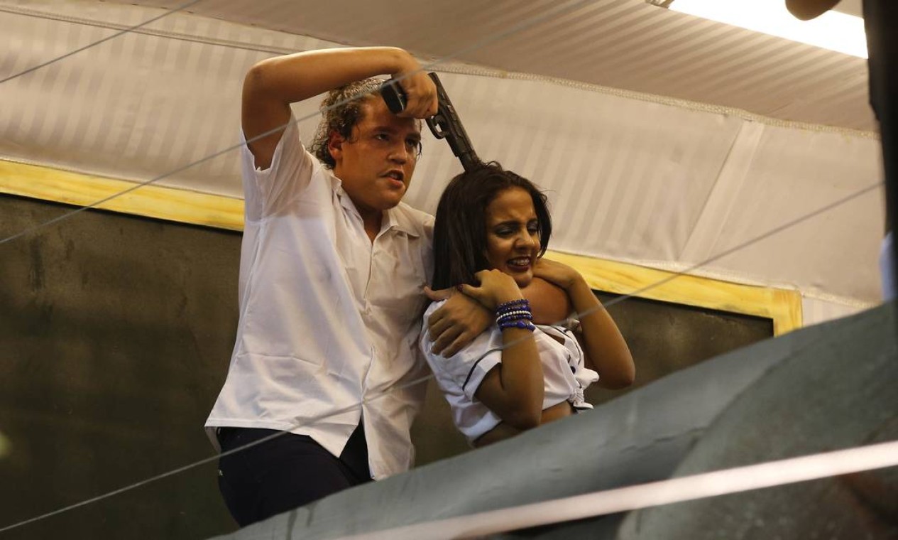 Cenas de violência comuns no Rio de Janeiro foram representadas na escola de Nilópolis Foto: Silvia Izquierdo / AP