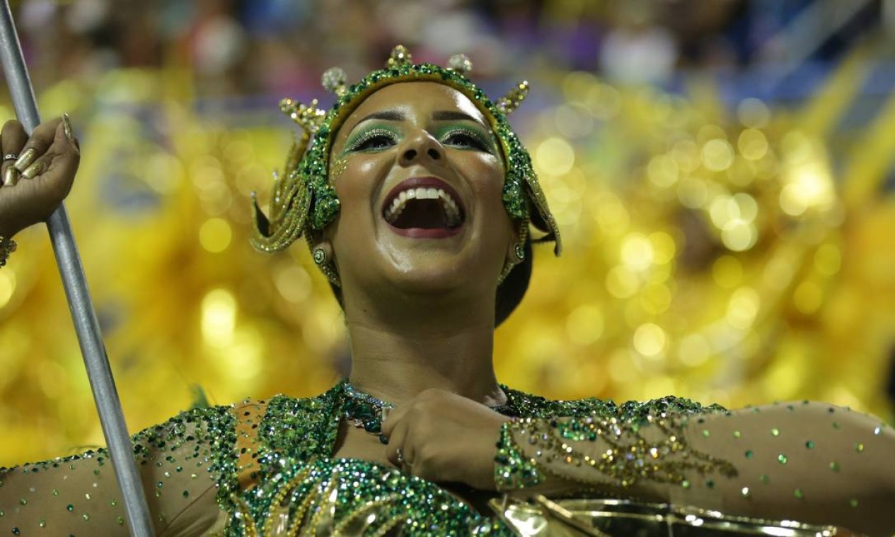 Como revelação, a porta-bandeira do Império Serrano Raphaela Caboclo leva o Estandarte de Ouro Foto: Márcio Alves / Agência O Globo