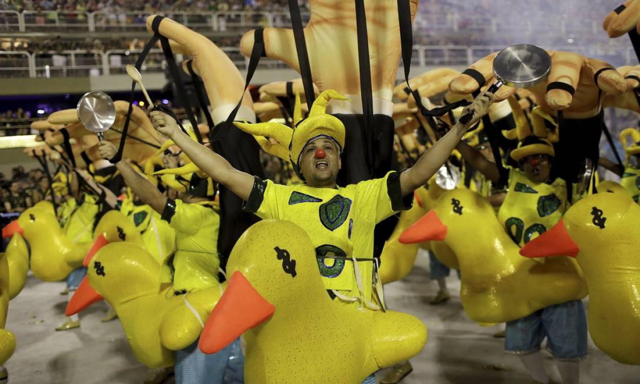 Alusão aos manifestantes com boias de patos amarelos ao redor da cintura simbolizando o boneco inflável que a Federação das Indústrias de São Paulo (Fiesp) levava para as ruas nos protestos pelo impeachment de Dilma Rousseff Foto: Leo Correa / AP