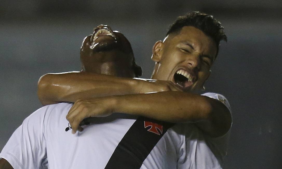Paulão é abraçado por Andrés Rios ao fazer o gol Marcelo Theobald