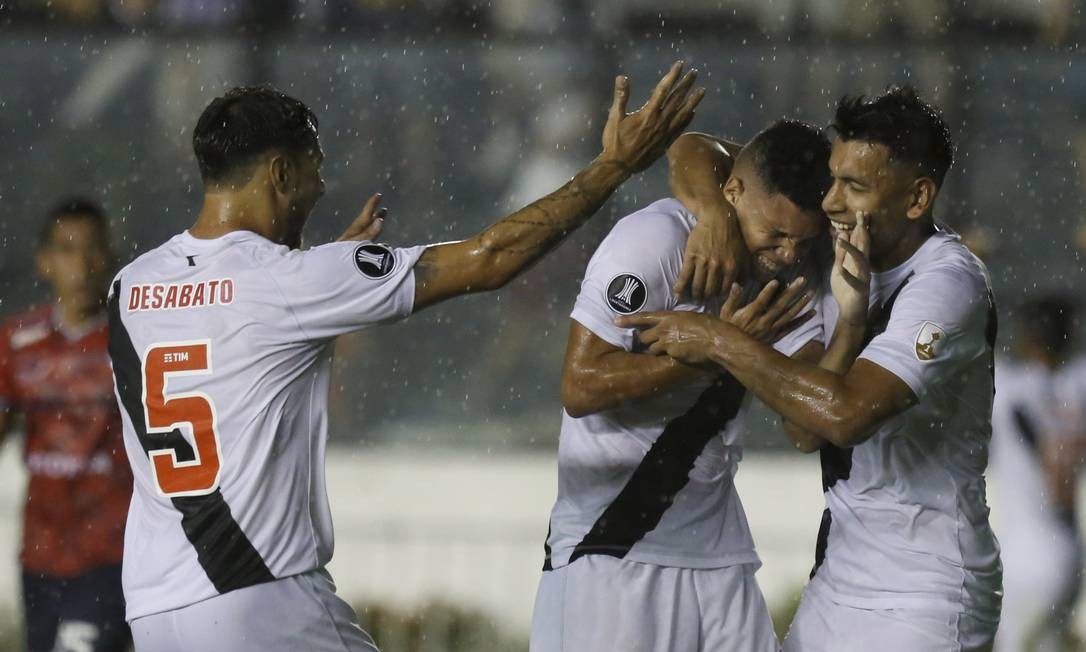 Paulinho comemora com Desábato e Andrés Rios o segundo gol Marcelo Theobald / Marcelo Theobald