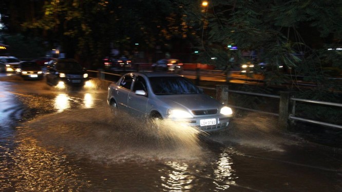 
A chuva forte alagou ruas no bairro do Maracanã. Foto:Paulo Nicolella/Agência O Globo
