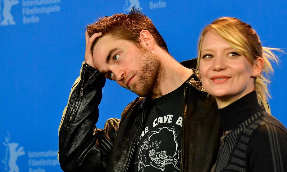 Robert Pattinson e Mia Wasikowska no lançamento de 'Damsel' no Festival de Berlim Foto: TOBIAS SCHWARZ / AFP