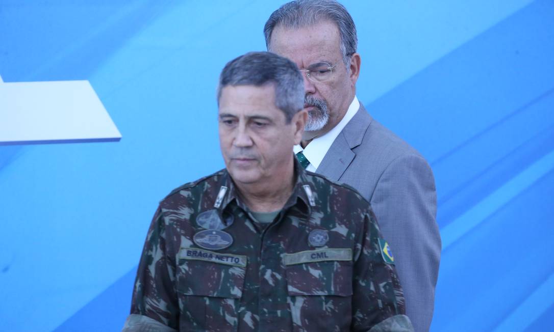 O general Braga Netto será o interventor na segurança do Rio. Ao fundo, o ministro da Defesa, Raul Jungmann Foto: Ailton Freitas / Agência O Globo
