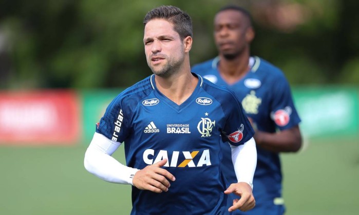Em busca de brilho na quarta final, Diego se diz seguro na nova função no Flamengo
