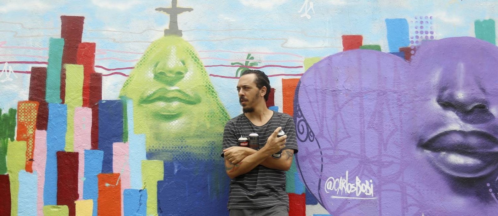 Carlos Bobi: grafiteiro levava print da lei no celular Foto: Marcelo Theobald / Agência O Globo