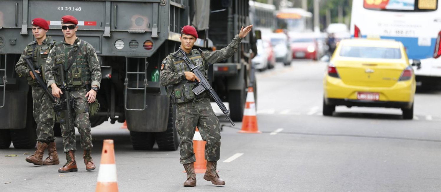 Militares do exército fazem uma blitz em Realengo, Zona Oeste do Rio de Janeiro Foto: Pablo Jacob
