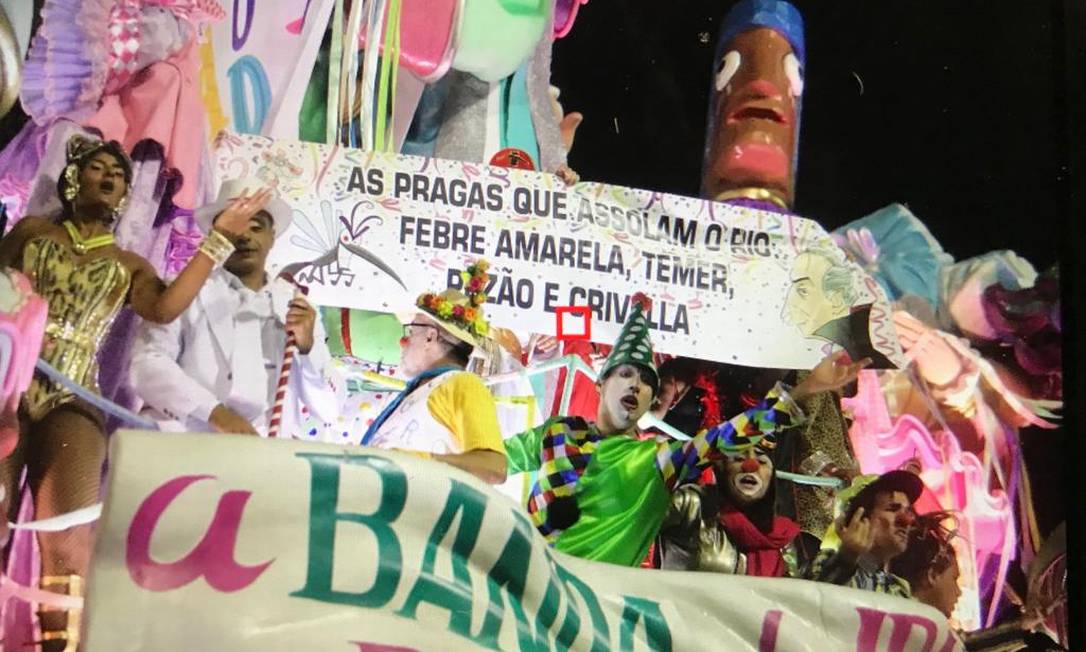 Faixa de protesto no desfile da Mangueira Foto: Bárbara Lopes / O Globo